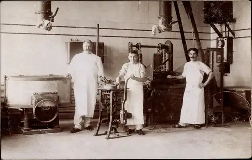 Foto Ak Düsseldorf am Rhein, Arbeiter in einer Halle mit Maschinen