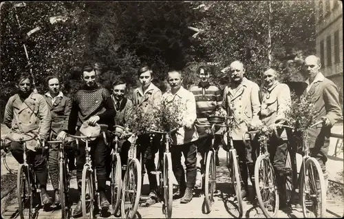 Foto Ak Männer mit Fahrrädern, Gruppenaufnahme