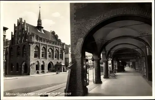 Ak Malbork Marienburg Westpreußen, Lauben mit Rathaus