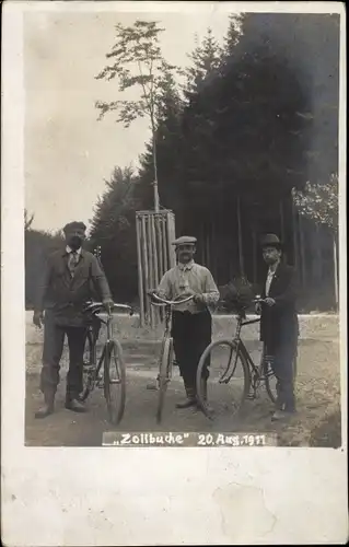 Foto Ak Drei Männer mit Fahrrädern vor der Zollbuche