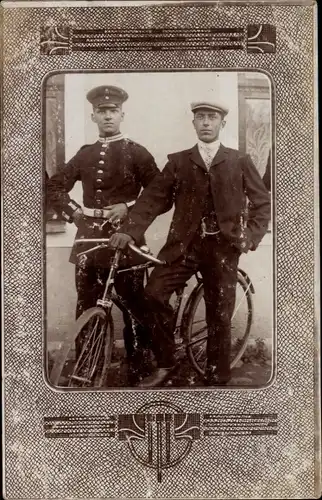 Foto Ak Mann mit Fahrrad, Soldat in Uniform