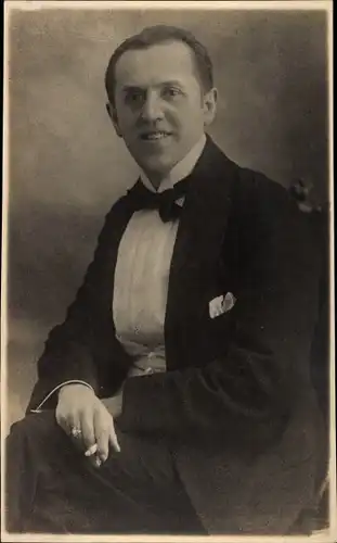 Ak Musiker Ewald van Dijk, Zigarette