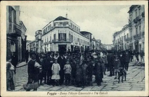 Ak Foggia Puglia, Corso Vittorio Emanuele e Via Cairoli, Straßenansicht, Anwohner