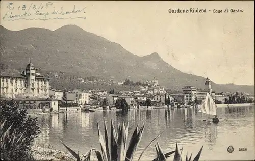 Ak Gardone Lago di Garda Lombardia, Blick auf den Ort, Häuser, Segelboot