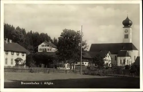 Ak Biessenhofen im Allgäu, Straßenpartie, Kirche, Wohnhäuser