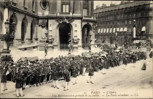 Ak Paris IX. Arrondissement Opéra, Une Representation gratuite le 14 Juillet, La Foule attendant