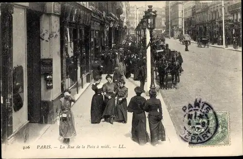 Ak Paris II. Arrondissement Bourse, La Rue de la Paix a midi, carrefour