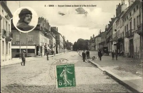 Ak Semur en Auxois Côte d’Or, Rue de la Liberte, Flugpionier Daucourt überfliegt d. Straße, Flugzeug