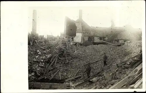 Foto Ak La Bassée Nord, Kriegszerstörungen I.WK, Deutsche Soldaten, Ruine