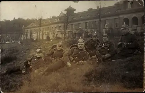 Foto Ak Deutsche Soldaten in Uniformen im Gras liegend, I WK