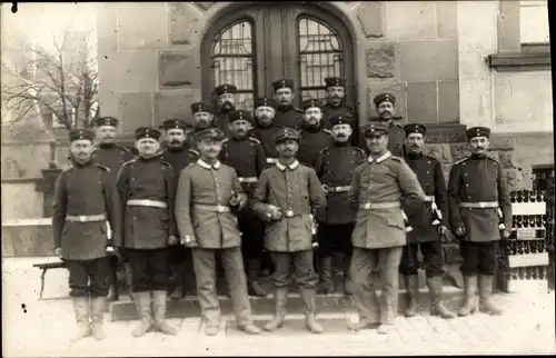 Foto Ak Deutsche Soldaten in Uniformen, Gruppenaufnahme vor einem Gebäude, I WK
