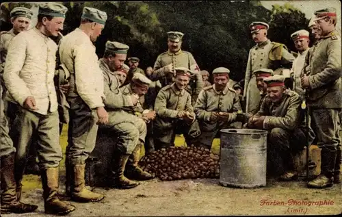 Ak Unsere Feldgrauen beim Kartoffelschälen, Sanitäter, Deutsche Soldaten in Uniformen, I WK