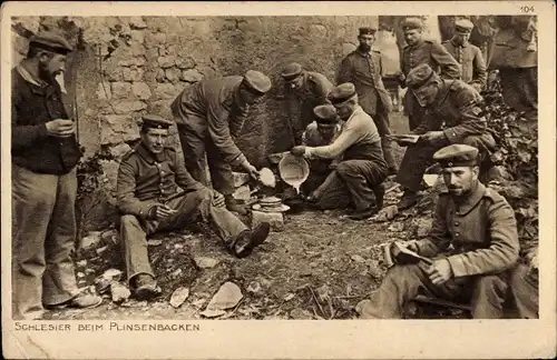 Ak Schlesier beim Plinsenbacken, Soldaten in Uniformen, I WK