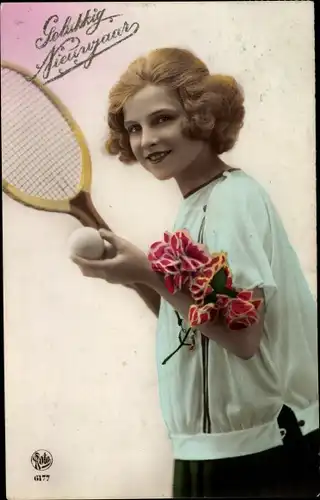 Ak Glückwunsch Neujahr, Frau mit Tennisschläger und Blumen