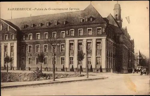 Ak Saarbrücken, Verwaltungsgebäude, Straßenpartie
