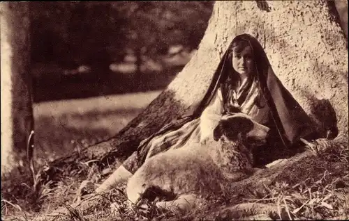 Ak Le Terroir Pyreneen, Jeune paysanne et son chien de montagne, Frau in Tracht mit Hund