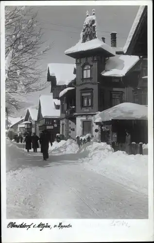 Ak Oberstdorf im Oberallgäu, von Eppstraße, Winter, Spaziergänger