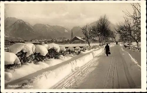 Ak Oberstdorf im Oberallgäu, Straßenpartie, Panormablick auf den Ort im Winter