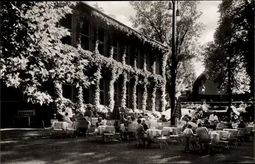 Ak Badenweiler im Schwarzwald, Kurhaus, Garten, Gäste im Garten