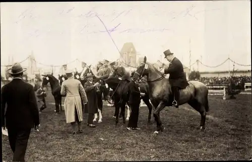 Foto Ak München, Reitplatz, Auszeichung von Pferden und Reitern, Deutsche Soldaten in Uniform