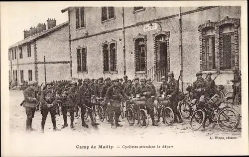 Ak Mailly le Camp Aube, Cyclistes attendant le depart