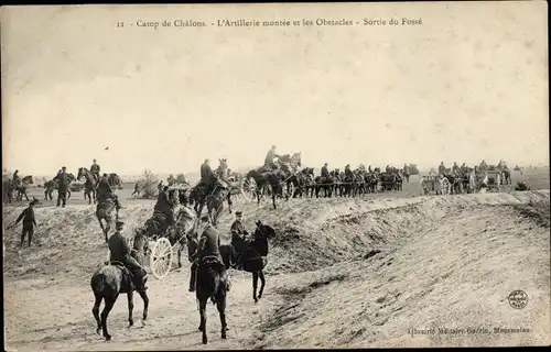 Ak Camp de Chalons Camp de Mourmelon Marne, L'Artillerie montee et les Obstacles, Sortie du fosee