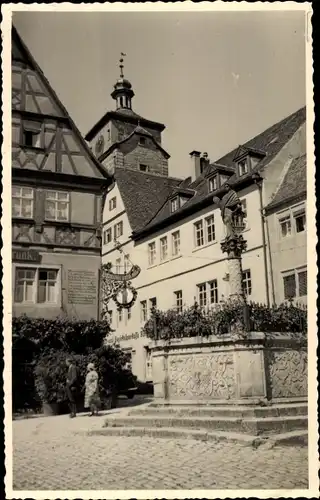 Foto Ak Rothenburg ob der Tauber Mittelfranken, Straßenpartie mit Brunnen, Gasthof