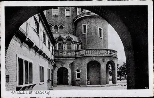 Ak Gladbeck Westfalen, Blick vom Torbogen auf den Schloßhof