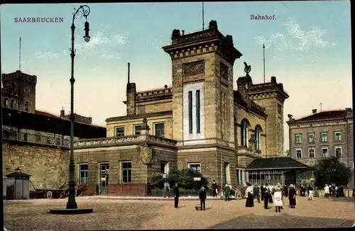 Ak Saarbrücken im Saarland, Blick auf den Bahnhof, Straßenseite, Passanten
