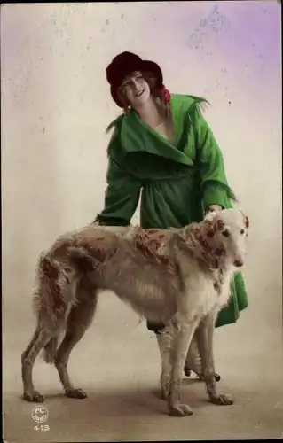 Ak Frau in grünem Mantel mit Windhund