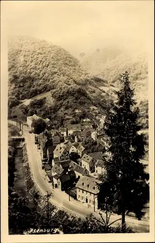 Ak Isenburg Westerwald, Blick zum Ort im Tal, waldreich