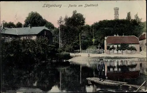Ak Lütjenburg in Holstein, Am Stadtteich, Junge auf einem Steg
