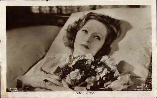 Ak Schauspielerin Greta Garbo, Bett, Blumen, Filmszene