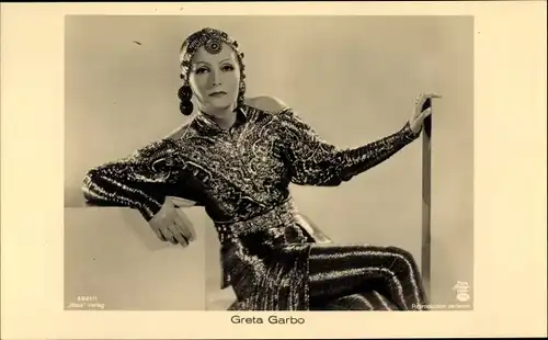 Ak Schauspielerin Greta Garbo, Sitzportrait, Schmuck