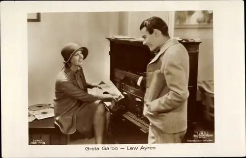 Ak Schauspielerin Greta Garbo, Lew Ayres, Klavier, Filmszene