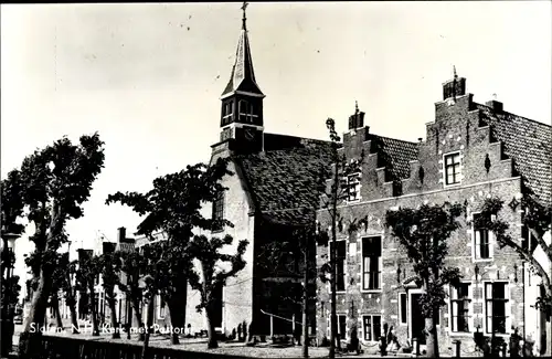 Ak Sloten Friesland Niederlande, N. H. Kerk met Pastorie