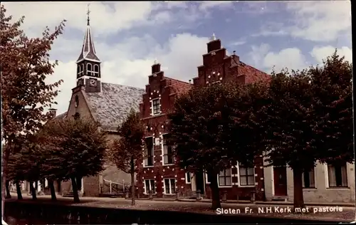 Ak Sloten Friesland Niederlande, N. H. Kerk met pastorie