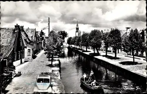 Ak Sloten Friesland Niederlande, Flusspartie, Boot, Auto, Häuser