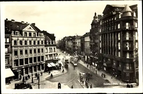 Ak Saarbrücken im Saarland, Bahnhofstraße, Straßenbahn, Passanten