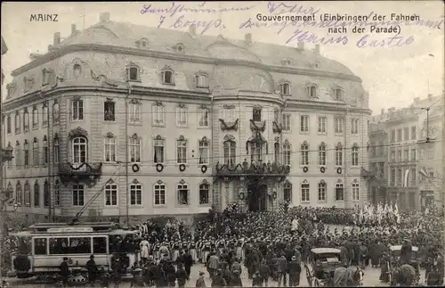 Ak Mainz am Rhein, Gouvernement, Einbringen der Fahnen nach der Parade, Straßenbahn