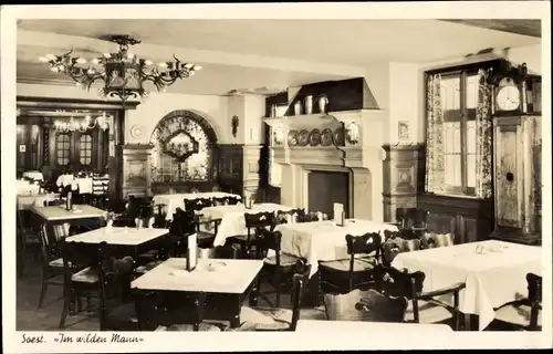 Ak Soest in Nordrhein Westfalen, Im wilden Mann Innenansicht, Standuhr