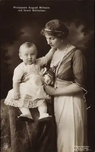 Ak Prinzessin Alexandra Victoria, Braut von August Wilhelm mit ihrem Sohn, NPG 4727
