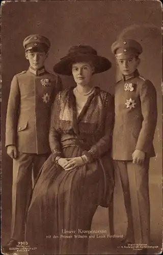 Ak Kronprinzessin Cecilie von Preußen, Prinzen Wilhelm und Louis Ferdinand, Uniform, Orden