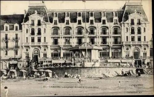 Ak Cabourg Calvados, La Plage devant le Grand Hotel