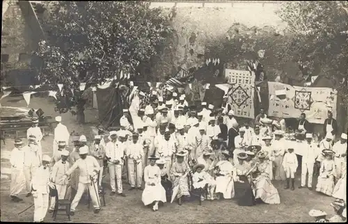 Foto Ak Bizerte Tunesien, Gruppenbild, Fest, Fahnen