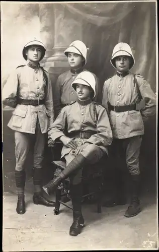 Foto Ak Französische Soldaten in Uniformen, Tropenhelme