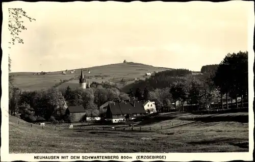 Ak Neuhausen im Kreis Mittelsachsen, Stadtpanorama mit dem Schwartenberg