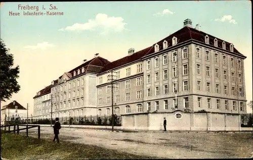 Ak Freiberg in Sachsen, Neue Infanterie Kaserne, Gesamtansicht von der Straße