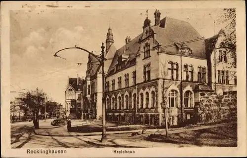 Ak Recklinghausen im Ruhrgebiet, Straßenansicht vom Kreishaus