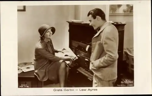 Ak Schauspielerin Greta Garbo, Lew Ayres, Filmszene